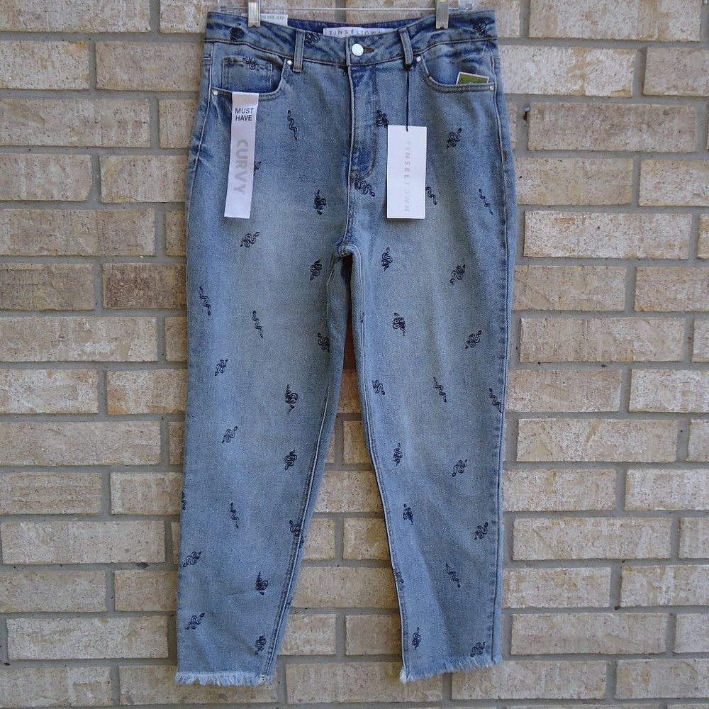 NWT. SIZE 13/31. Tinseltown hi-rise the mom jeans.